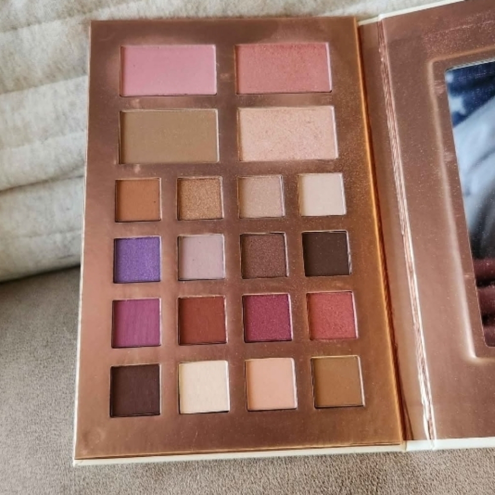 Versatile Eyeshadow Palette with Blushes☆ READ B4 BUYING■ No Box